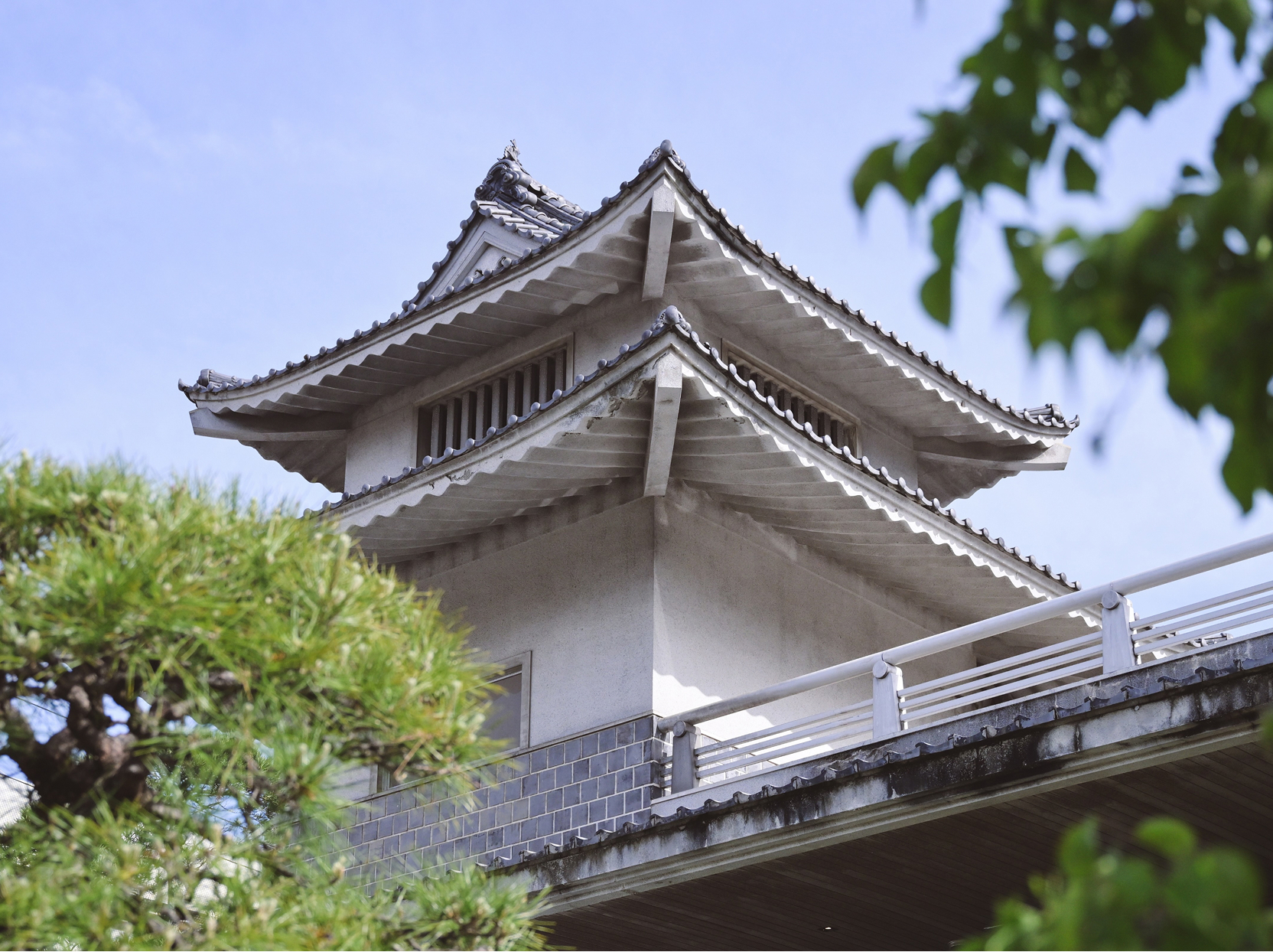 屋上にそびえる、伝統的な日本の天守閣を思わせる象徴的な意匠