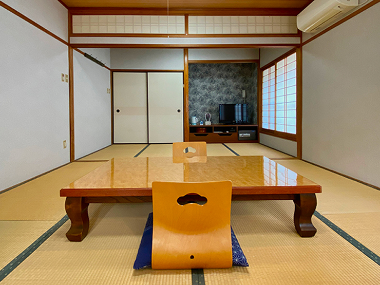 半露天付き客室 2（1～4名：和室 8畳+4畳）