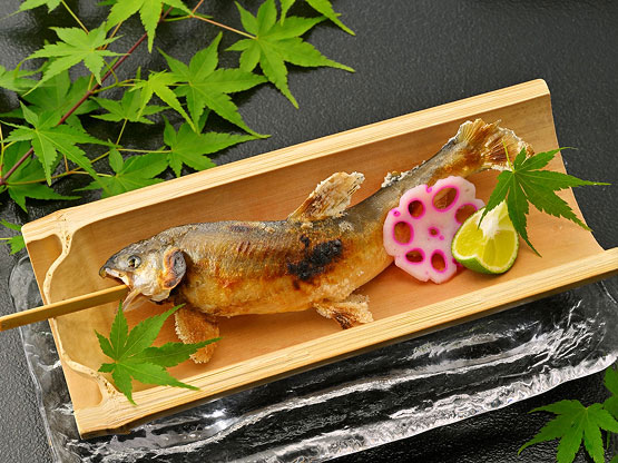 ほろ苦さと甘さが絶品の鮎の塩焼き