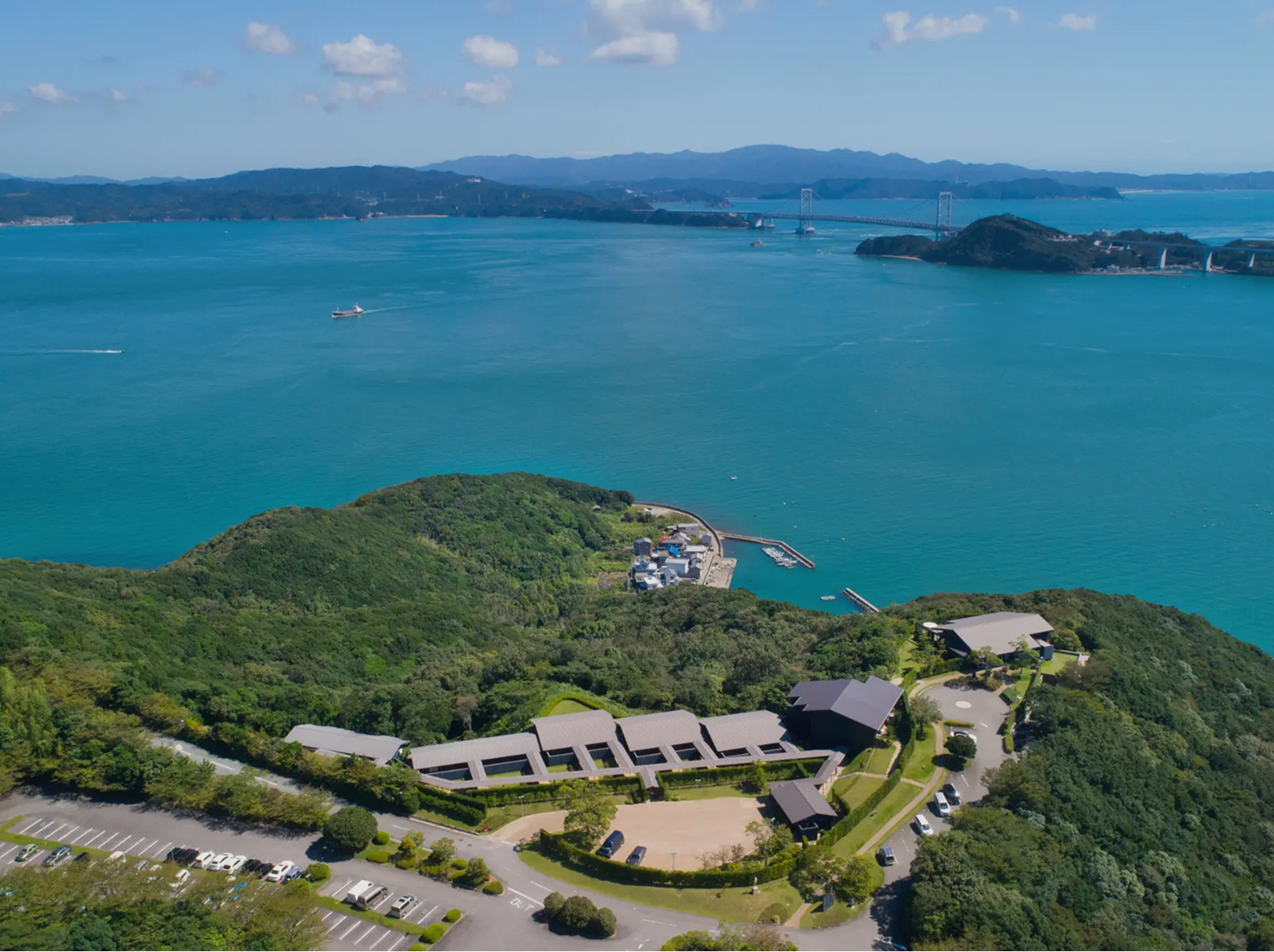 瀬戸内国立公園に佇む「ホテルリッジ」全景