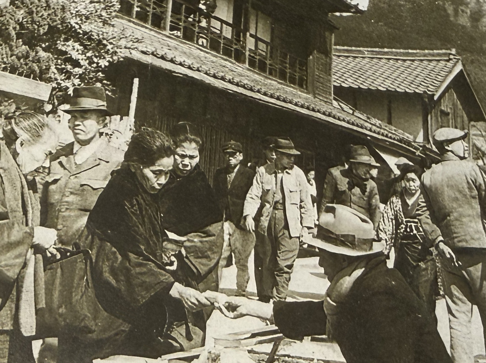 People gathered in front of a ryokan (Japanese inn) during the New Year's holiday in the 1930s.