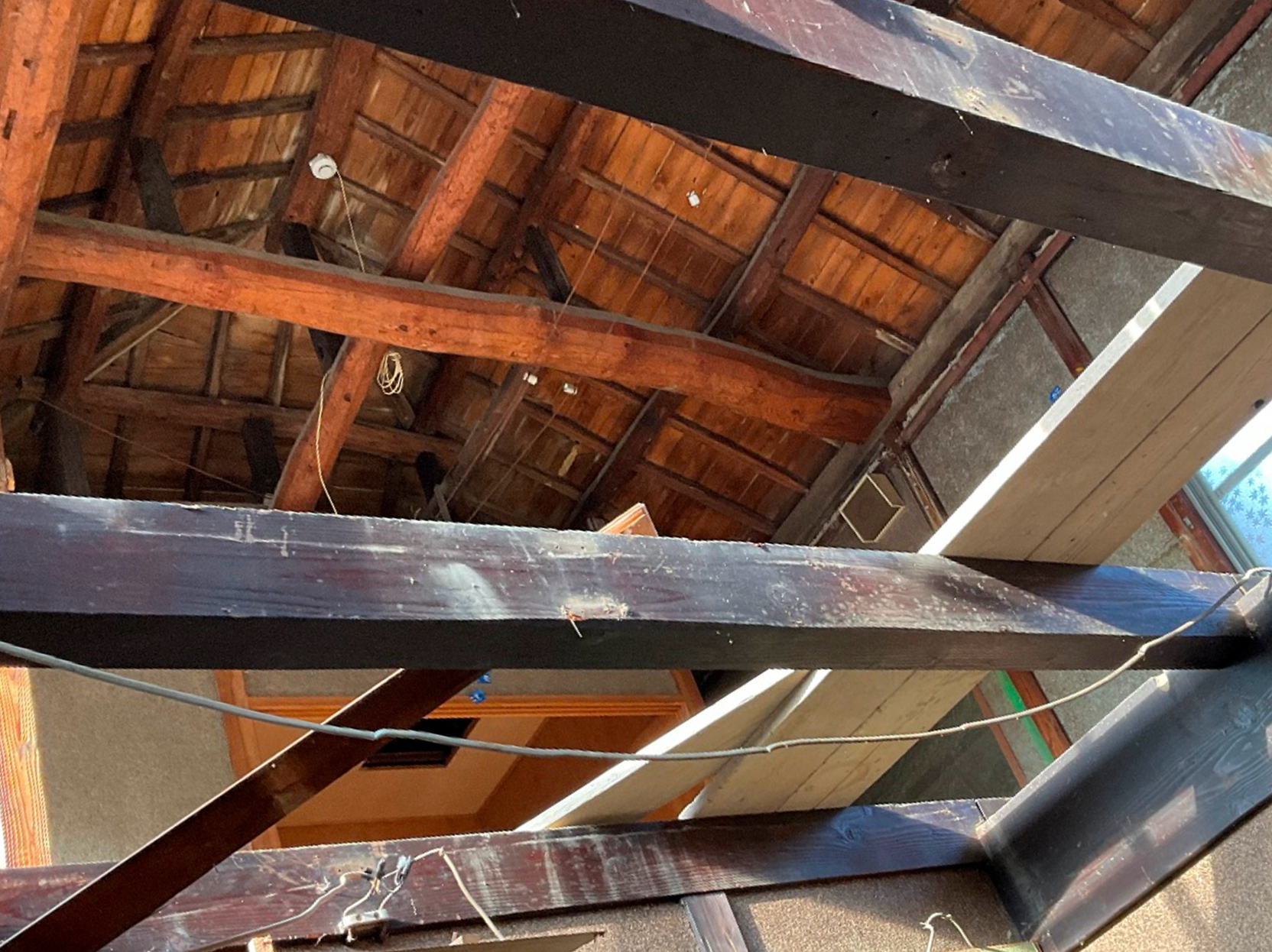 1924年当時の梁を残した改修途中の空間