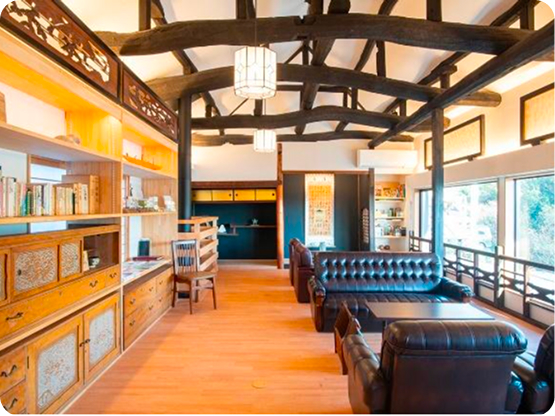 1924 年の梁や柱を残したリビング空間