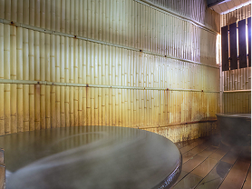 Open-air small bathtubs for a single person with continuously flowing natural hot spring water