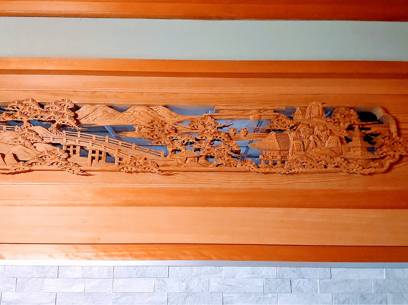 彫りの美しい意匠が凝らされる