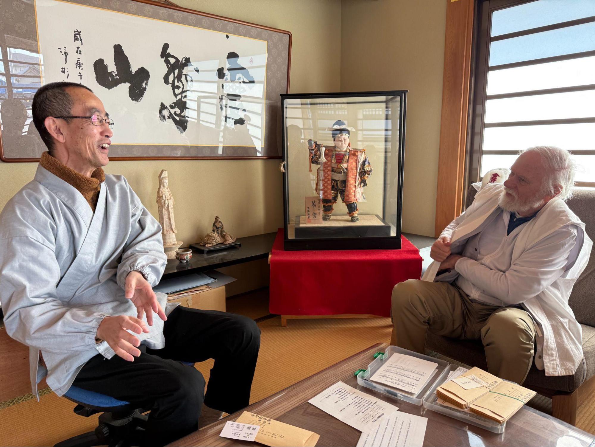 住職と対談するDON Weissさん